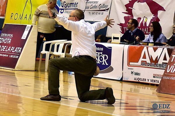 Expresiva posición del técnico naranja, en fotografía de Esteban Pedrosa