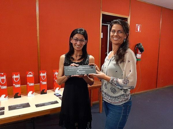 Emilia Casas entrega una placa a la representante de la Asociación Bambalinas (foto Marisol Cámara)