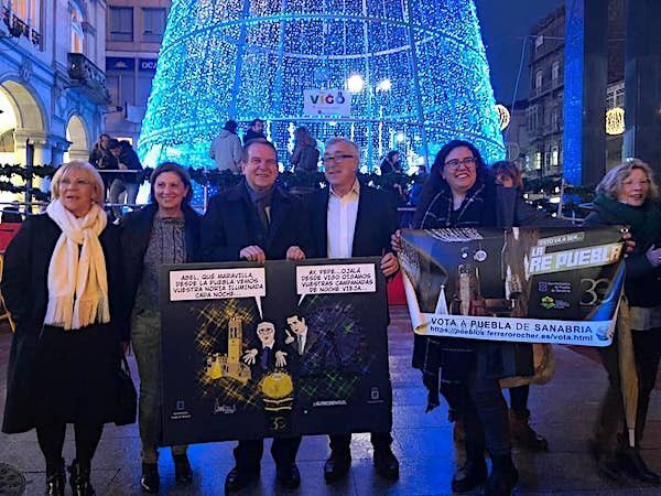 Alcaldes y concejalas, posando con los las viñetas de la campaña