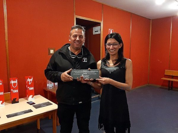 - Congreso 4: Emilia Casas entrega una placa a Antonio Domingo, en representación del teatro Latorre (foto Marisol Cámara)