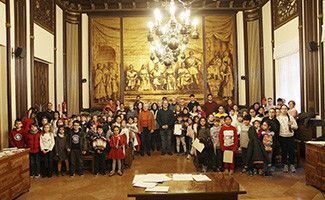 Foto de las autoridades con los participantes y profesores