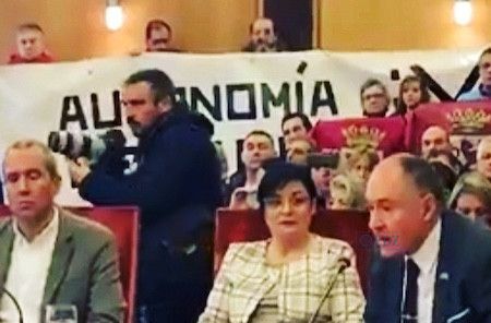 Eduardo López Sendino, defendiendo su moción