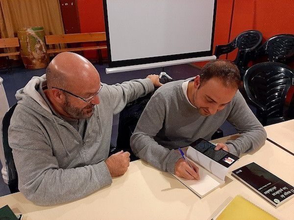 Congreso 2: Alberto Blanco firma un ejemplar de su novela al escritor Nacho Zubizarreta (foto Marisol Cámara)