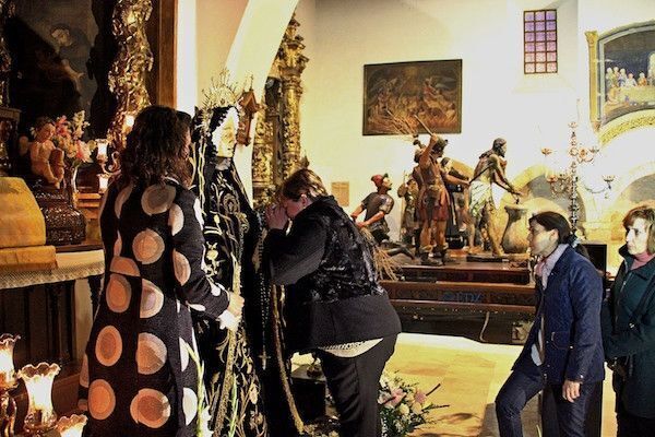 Besamanos a la Soledad