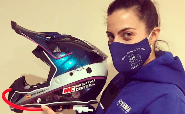 Sara García, mostrando la gota de Donantes de Sangre en su casco