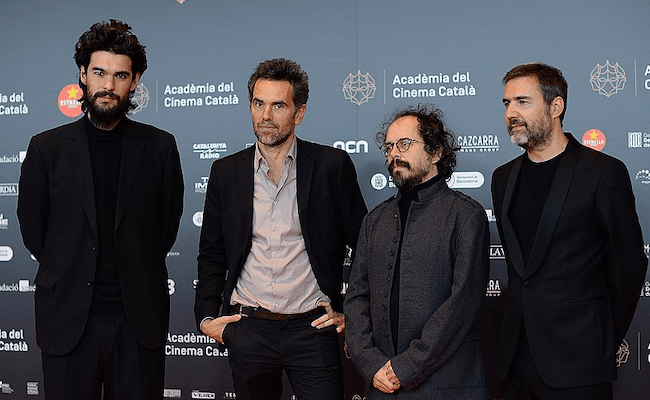 Oliver Laxe, a la izquierda, en los premios de la Acadèmia del Cinema Catalá (Fotografía: Guillem Medina)