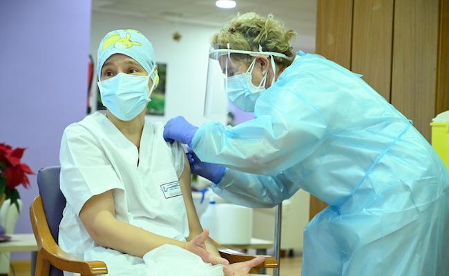 Las dos primeras vacunadas en España