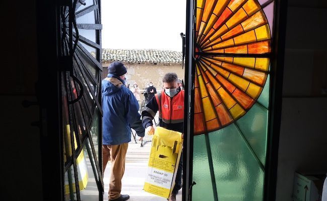 Los sanitarios, llegando a la residencia, entre el aplauso de los periodistas