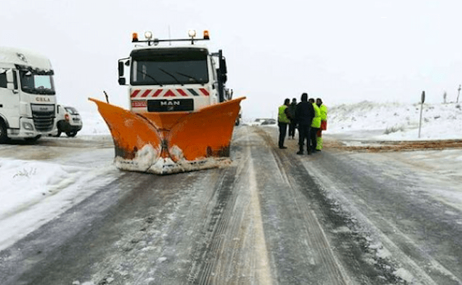Maquinaria de la Diputación de Zamora, en una carretera de la provincia