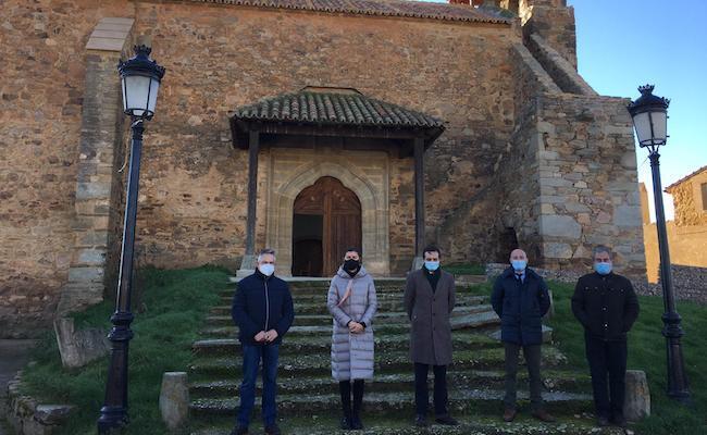 El consejero Raúl Fernández, acompañado por el ecónomo diocesano, Clara San Damián e Ismael Fernández