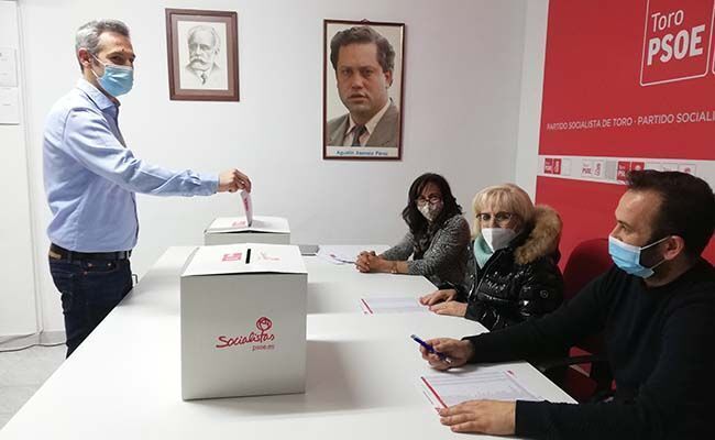 Carlos Rodríguez, nuevo secretario general del PSOE de Toro, depositando su voto.