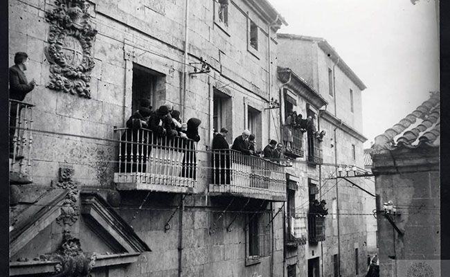 Unamuno, con su familia, asomado al balcón de su casa en Salamanca