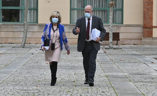 La consejera y el vicepresidente, llegando a su comparecencia
