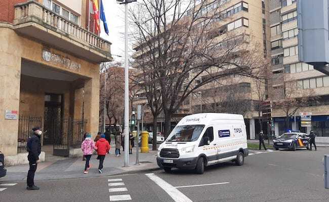La furgoneta, llegando al servicio territorial de Palencia