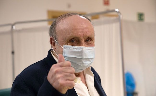 Francisco Tejedor Esteban, muy animado, tras recibir la vacuna