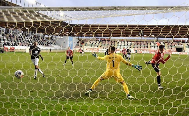 Momento en el que Juanan materializa el primer gol rojiblanco (Esteban Pedrosa)