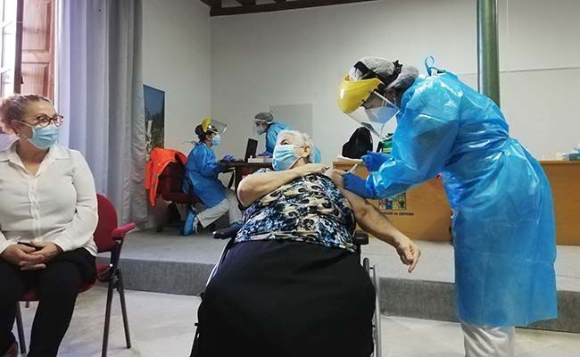 Isabel Fernández, primera mujer en vacunarse, en Toro.