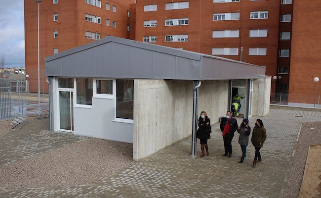 El alcalde, conociendo las instalaciones, una vez concluida la obra