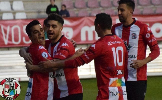 Juanan, abrazando a Dani, el gran ausente (Foto ZCF)