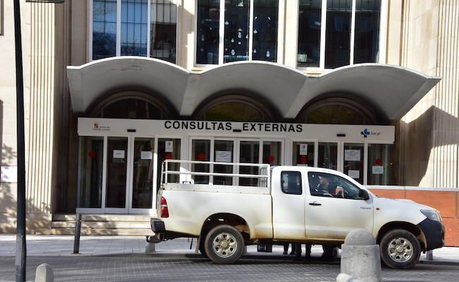 Entrada a la zona de consultas externas del Virgen de la Concha
