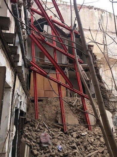Imagen del derrumbe, que ha afectado al andamio interior de la fachada de la Casa Gallego
