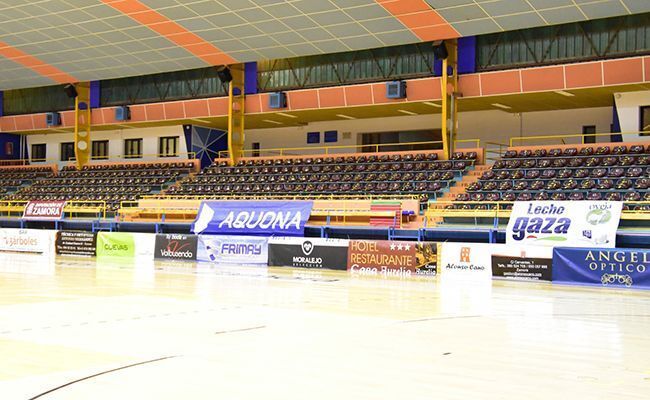 Gradas vacías en el Ángel Nieto (Esteban Pedrosa)