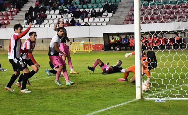 El balón supera a Salva, segundo gol (Esteban Pedrosa)