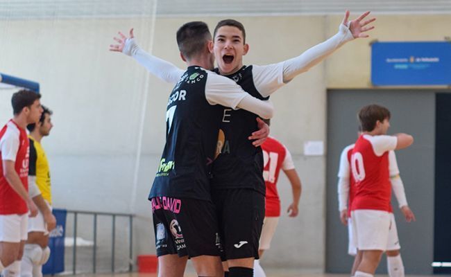 Alejandro celebra un tanto