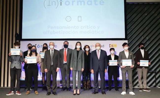 Los alumnos ganadores, junto a la reina Letizia y el secretario de Estado de Educación, Alejandro Tiana (Casa Real)