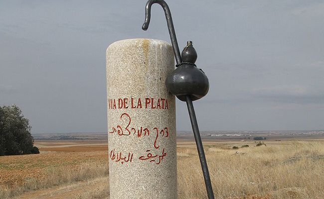 Monolito en la carretera de Peñausende a Zamora