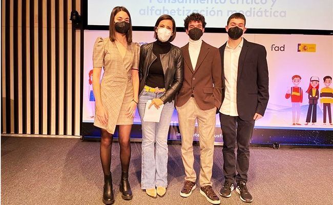 Los tres alumnos, junto a la presentadora del evento, Ana Pastor