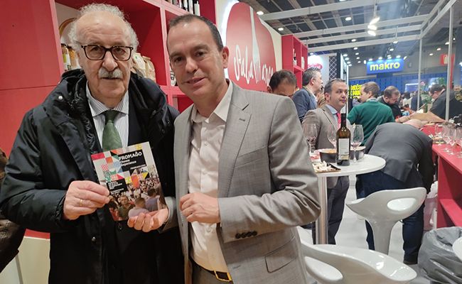 Vicente del Bosque asistió al stand de la Diputación