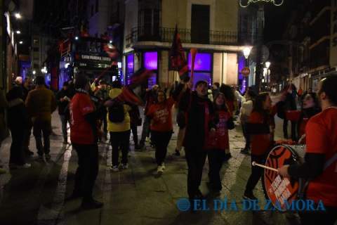 El Teatro Principal la lía e inicia la temporada 2025 con una celebración futbolera