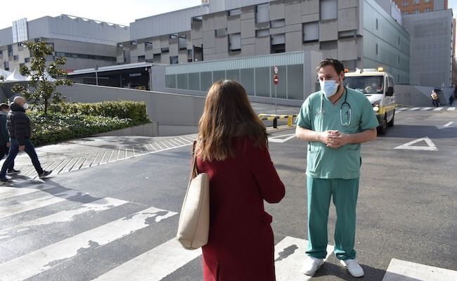 Miguel Holguín, durante sus declaraciones a la salida del hospital