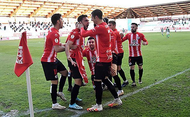 Adri Herrera, hoy ausente, festejado por sus compañeros (Esteban Pedrosa)