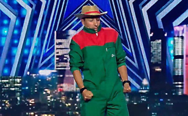 Alberto Carrera y con su buzo de