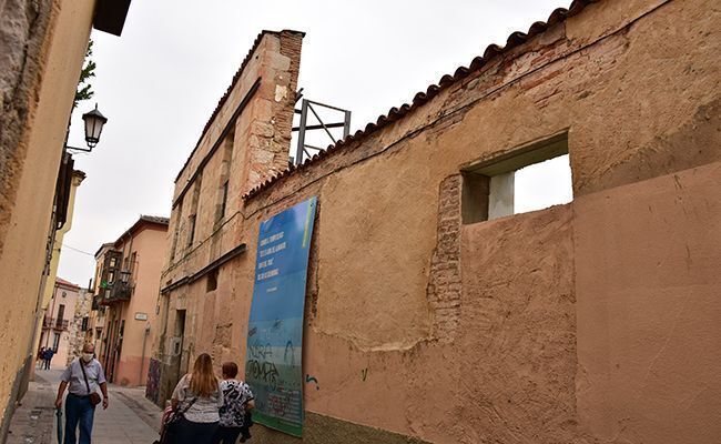Paredón de un solar en la Rúa de los Notarios