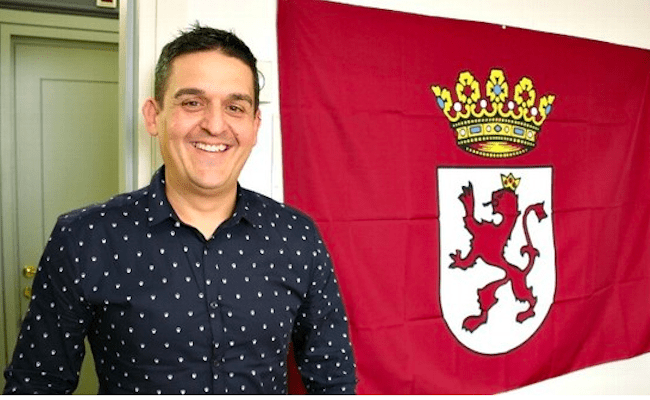 Carles Mulet García, con la bandera leonesista