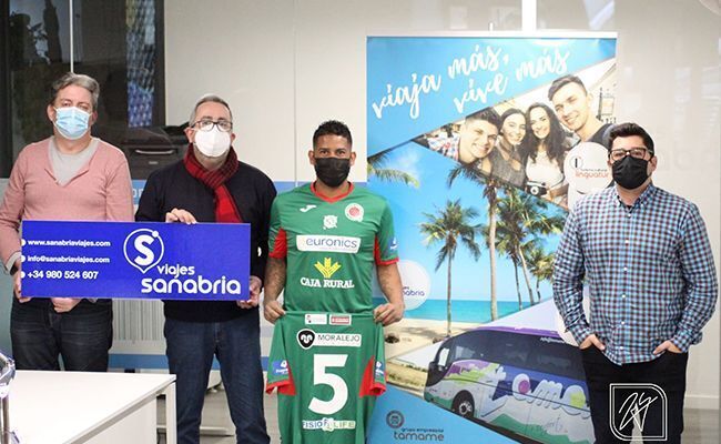 Carlos Pérez  junto al responsable de viajes Sanabria Daniel Hernández  y los representantes del club Miguel Ángel García (presidente) y  Juan Ramón Fernández (vicepresidente)