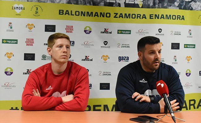 Ivan López, acompañado de Bono, durante la rueda de prensa de ayer tarde