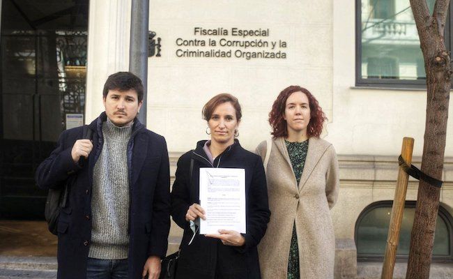 Representantes de Más Madrid, con la denuncia presentada ante la Fiscalía Anticorrupción
