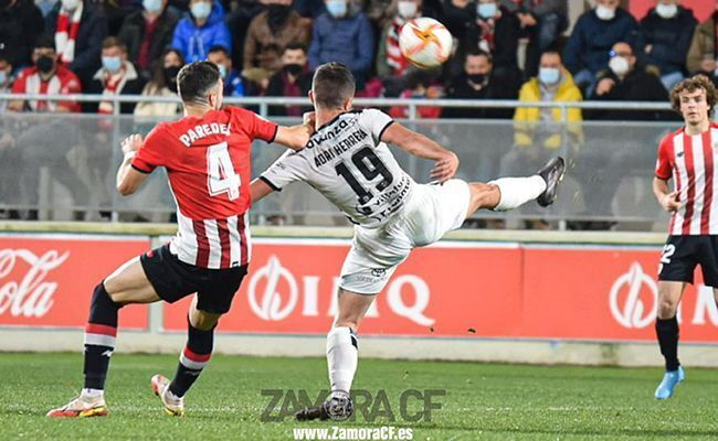 Adri Herrera disputa un balón con Paredes (ZCF)