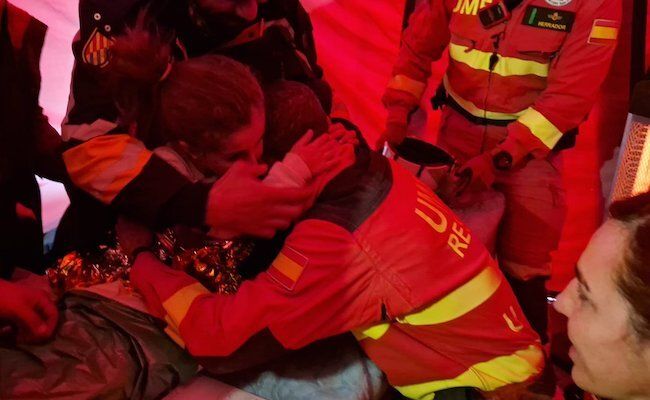 Emocionante momento de abrazos tras el rescate (Imágenes: UME Ministerio de Defensa)