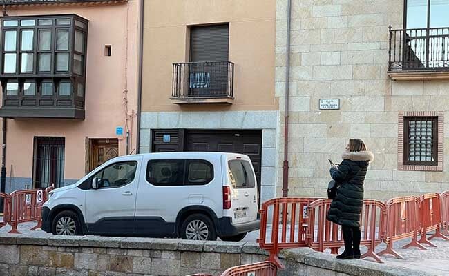 Isabel García Prieto observa las obras de derribo del Museo