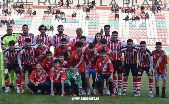 Los rojiblancos con el equipo infantil del Sanabria CF