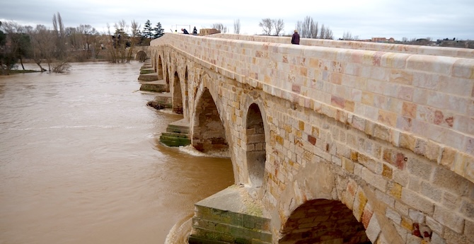 El Duero baja, tras el pico de la crecida, pero se mantiene el dispositivo de vigilancia