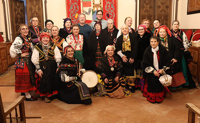 Las águedas de Los Bloques visitan el Ayuntamiento