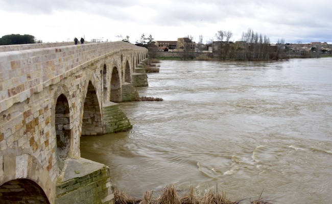 El río Valderaduey mantiene el aviso naranja en Villardiga