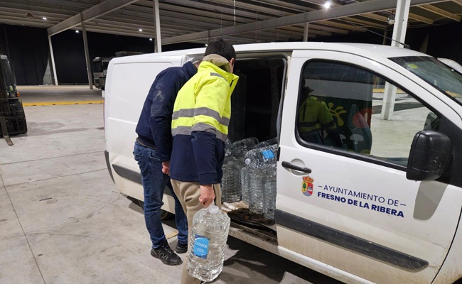 La Diputación garantiza el abastecimiento con agua embotellada en Fresno de la Ribera
