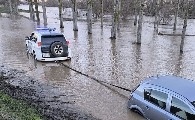 La Guardia Civil rescata un vehículo atrapado por la crecida del Duero en Zamora